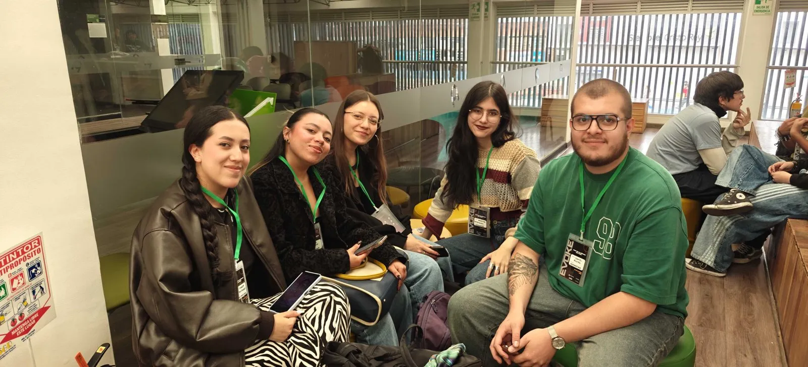 Un equipo de participantes sentados juntos en el espacio del reto.