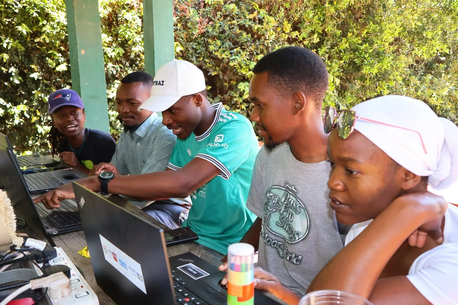 Un equipo trabaja junto frente a computadores portátiles en Harare.